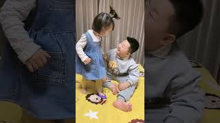 妹妹不爱穿鞋，哥哥竟然这样做…… #人类幼崽成长记