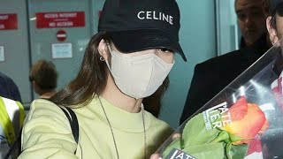 230522 BLACKPINK LISA Arrival at NICE Airport ✈️ for CELINE show. She got a cute interaction w/ fans