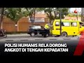 JEMPOL! Aksi Polisi Dorong Angkot Mogok di Tengah Jalan | tvOne Minute