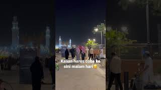 Ramainya pelataran masjid Quba malam hari💚