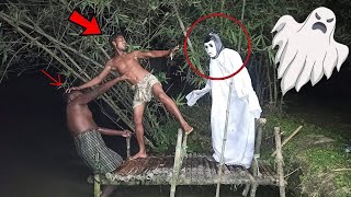 Prank Hantu Kuntilanak Paling Nakal !! Gangguin Mama Muda Lagi Mandi || Prank Terlucu Terbaru 2022