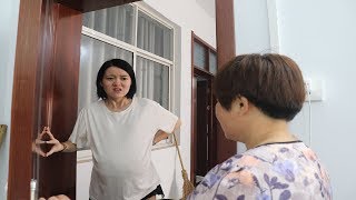 结婚几年妻子没见过公婆，挺着肚子偷偷找到丈夫老家，推开门傻了