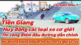 Huy động các loại xe cơ giới thi công cho điểm đầu đường dẫn chính Cầu Rạch Miễu 2 để bà con về quê