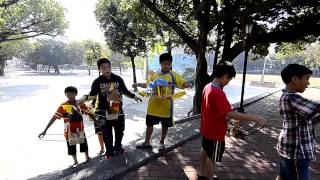 屏東縣東港海濱國小學生自製神轎遶境校園(還有吃飯湯橋段~涼傘禮~頭籤~..)