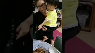 2位姨姨一起哄(騙)小孩吃飯 #babylover #原創視頻 #cutybaby #babyvoice