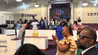 🔥 🔥Davani Beck & The Tampa Mass Choir singing “Hold On” by Ricky Dillard! It got Real Churchy!!🔥🔥