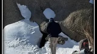 荒野建造： 男人独自一人来到下过雪的戈壁滩上，偶然发现一处秘密洞穴，简直就是为他量身定做的庇护所。荒野建造 野外搭建 瓜子二手车