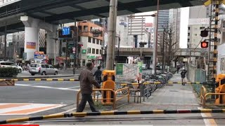 JR西日本　大阪環状線福島駅前踏切　　　　遮断機が降りてからゆっくり横断するナニワのおっちゃん