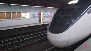 1127次基隆發車開往苗栗的銀綠色微笑號EMU900型十輛一編組EMU921區間車，和408次樹林發車開往台東的超優質直達EMU3000型十二輛編組EMU3018皮蛋豆腐騰雲號綠色帶新城際自強號列車