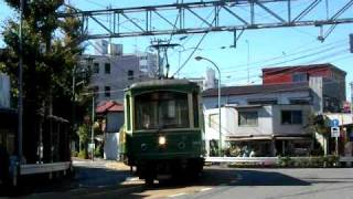 江ノ電　龍口寺前を行く