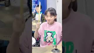 来首劲爆粤语歌曲，妞妞笑容依旧那么甜 #妞妞 #架子鼓