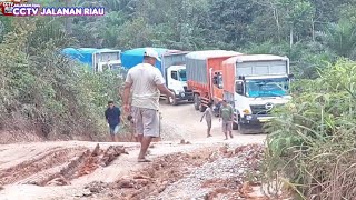 MOMEN TERHEBAT KETIKA SEMUA DRIVER TRUK HARUS BERJUANG SEKUAT TENAGA MENAKLUKAN JALAN MENGHISAP