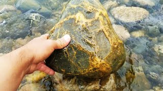 The Fujian man was taken aback by this 30-jin stone, and he couldn't help but stare at it.