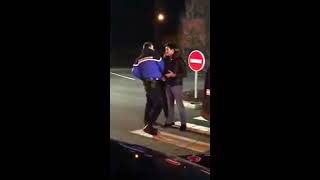 Un gendarme essaye de taser un gitan