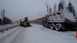 45 тонный груженый самосвал снес себе дверь и ограждение на ЦКАД