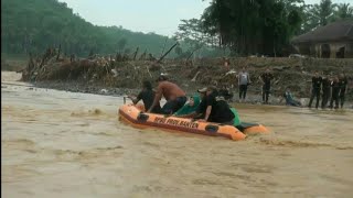 Indonesians clean up after deadly floods | AFP