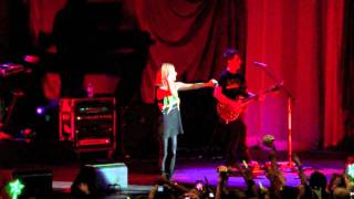 Avril Lavigne - Complicated (Air Canada Centre, Toronto, Ontario, 10-24-11)