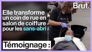 Elle transforme un coin de rue en salon de coiffure pour les sans-abri