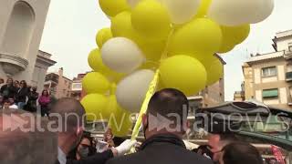 Lungo applauso e volo palloncini per ultimo saluto a Leonardo Lamma