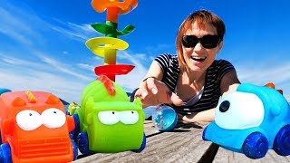 Маша Капуки Кануки и машинки — Развивающие игрушки для самых маленьких — На пляже!