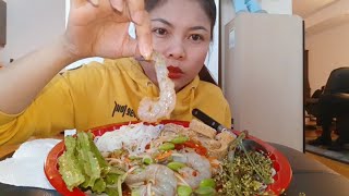 ส้มตำกุ้งสดโรยกระถินสตอแกล้มผักถัวพูกับแคบหมูกรอบๆ