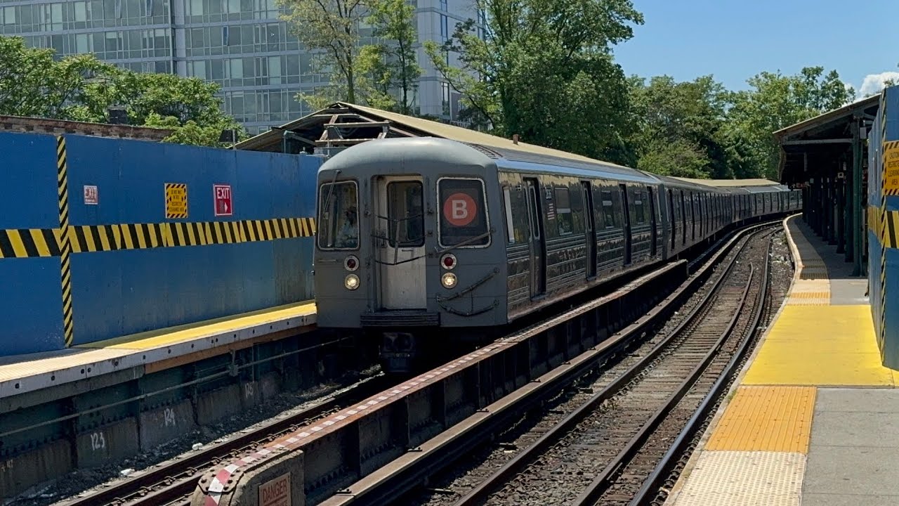 MTA NYCT: 145th Street Bound R68 (B) Train At Sheepshead Bay - YouTube