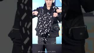 191208 潮流合夥人發佈會 吳亦凡 T恤摺疊教學 Fourtry Press Conference Kris Wu shows how to fold T-shirt