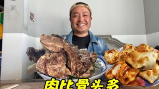 8元吃5个？1500个烤包子新疆大哥一天卖完，牛骨头肉真多太棒了