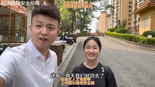 准备回越南老丈人家继续建房，给岳父和岳母带上中国衣服和安全帽