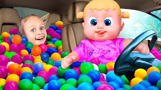 Un millón de globos en el coche y una muñeca al volante: ¡es genial!