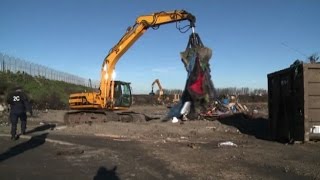 A Calais i bulldozer fra i migranti smantellano la Giungla