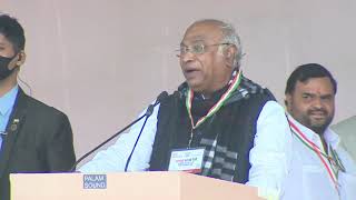 Shri Mallikarjun Kharge addresses the 'Mehangai Hatao Maha Rally' in Jaipur, Rajasthan