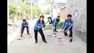 “零食打地鼠遊戲”，沒想圓圓的零食被小老鼠們搶光，太慘了