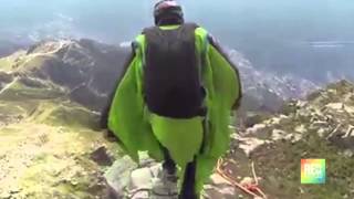 Increíble salto múltiple de hombres pajaro