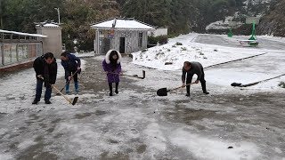 学校变成溜冰场？秋子和老师们拿起铲子来除冰，给学生们安全防护 【乡野丫头】