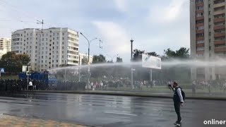 Belarus: Demonstranten zeigen sich von Wasserwerfern unbeeindruckt