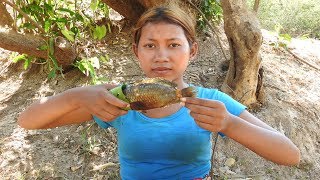 Survival skills - Primitive skills catch a fish and cooking fish - Eating delicious.