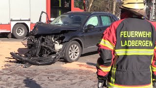 Pkw gegen Traktor in Ladbergen - große Menge Diesel ausgelaufen - drei Verletzte