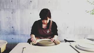 Making a big plate /caving/pottery process おんな陶芸家の大皿削り動画