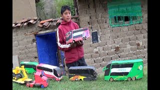Talento: niño fabrica flota de buses interprovinciales de cartón