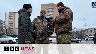 Ukraine’s struggle to find new men for front line | BBC News