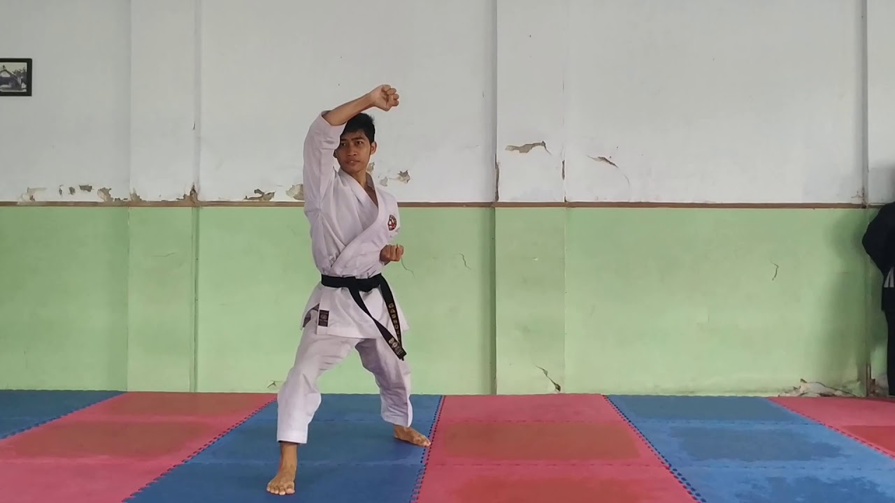 CONTOH PEMULA KATA 1 Di BANDUNG KARATE CLUB (BKC) - YouTube