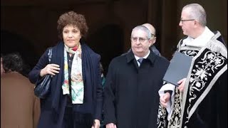 Obsèques de Bertrand Blier : sa dernière compagne Farida Rahouadj et ses filles s’effondrent