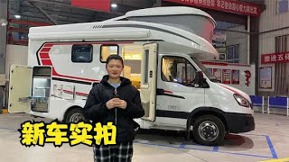 国六依维柯C型升顶房车，升降顶大床加后横置床，满足全家需求