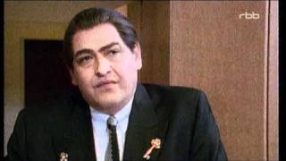 Diether Krebs an der Hotelrezeption