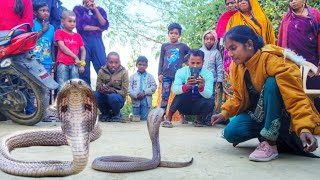 देखिए घर में छिपकर बैठा था 40 😱साल पुराना नाग घर वाले देखते ही हो गए हैरान #viral#viralvideo #cobra