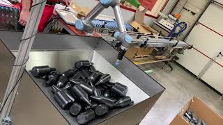 Plastic spray bottles bin picking test cell with Universal Robots