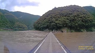 梅雨で増水した岩間沈下橋を渡ってみた。　四万十川