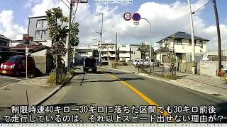 ゆっくり走る軽自動車の前に、自転車がゆっくり飛び出した！