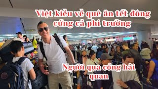 Việt kiều về ăn tết chật cứng cả phi trường,  một biển người đứng chờ đống mộc hải quang